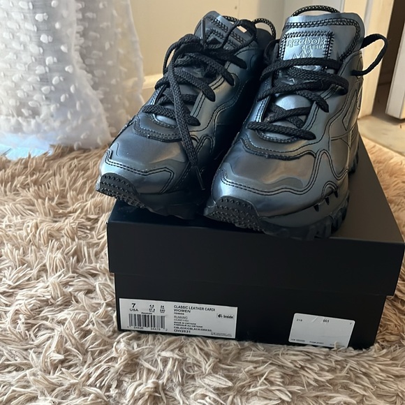 Like new…Cardi B x Wmns Classic Leather 'Silver Metallic Pewterx - Picture 7 of 7